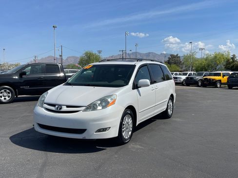 Used 2007 Toyota Sienna XLE image 1