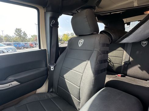 Used 2011 Jeep Wrangler Unlimited Rubicon image 12