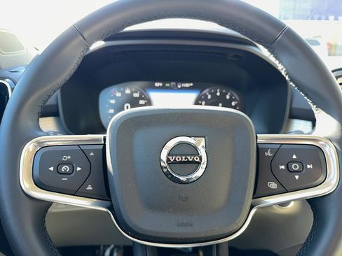Certified 2022 Volvo XC40 T5 Momentum w/ Premium Package image 20