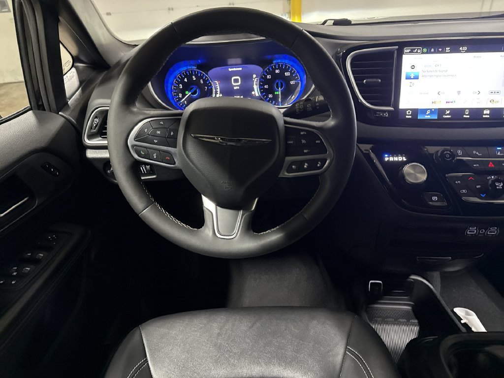 Used 2025 Chrysler Pacifica Select FWD image 11