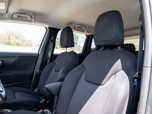 Used 2017 Jeep Renegade Latitude w/ Cold Weather Group AWD/4WD image 10