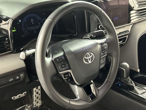 Used 2025 Toyota Camry SE w/ Convenience Package image 14