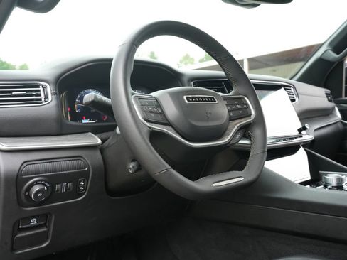 Used 2024 Jeep Wagoneer Series III AWD/4WD image 15