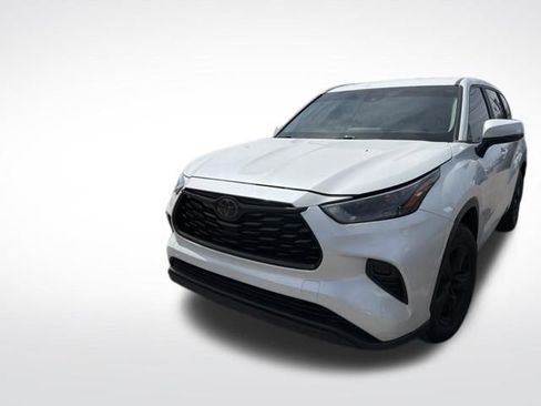 Used 2023 Toyota Highlander LE image 3