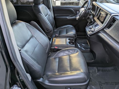 Used 2017 Toyota Sienna SE FWD image 27
