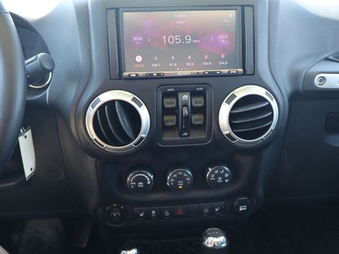 Used 2017 Jeep Wrangler Unlimited Sahara w/ Connectivity Group AWD/4WD image 17