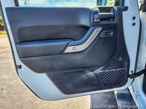 Used 2018 Jeep Wrangler Unlimited Sport S AWD/4WD image 12