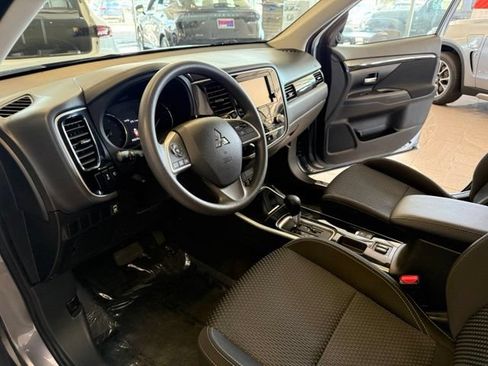 Used 2020 Mitsubishi Outlander ES FWD image 2