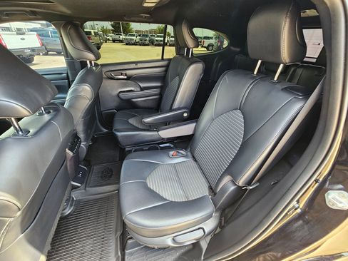 Used 2021 Toyota Highlander XSE FWD image 26