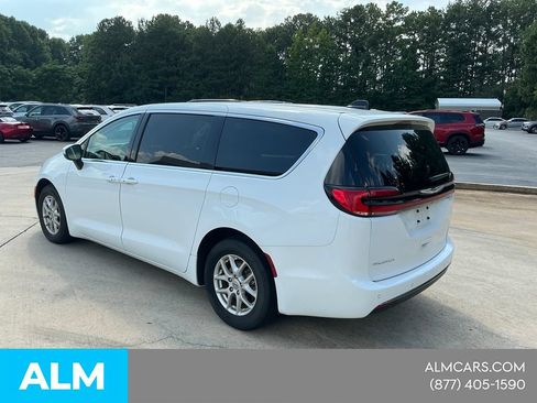 Used 2023 Chrysler Pacifica Touring-L FWD image 3