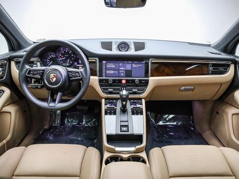 Certified 2025 Porsche Macan image 14