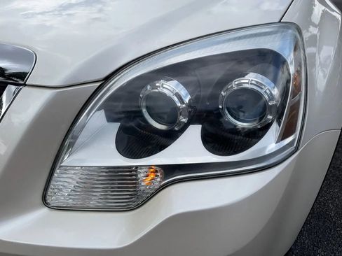 Used 2011 GMC Acadia SLT image 30