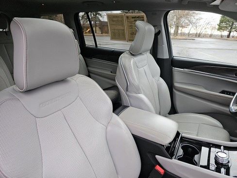 Used 2023 Jeep Grand Cherokee L Overland w/ Luxury Tech Group IV image 12