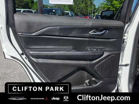 Used 2024 Jeep Grand Cherokee L Altitude AWD/4WD image 12