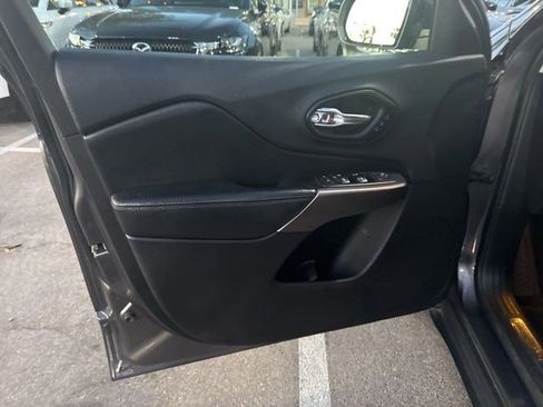 Used 2019 Jeep Cherokee Limited FWD image 7