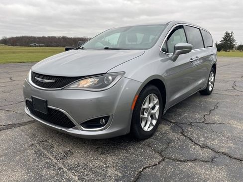 Used 2020 Chrysler Pacifica Touring w/ Tire & Wheel Group image 7