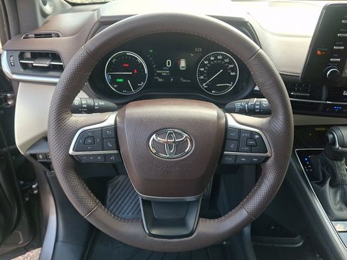 Used 2024 Toyota Sienna Platinum AWD/4WD image 20
