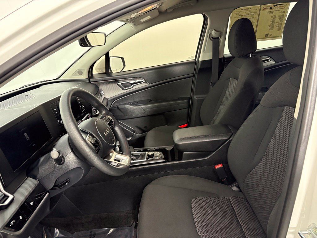Used 2025 Kia Sportage LX FWD image 18