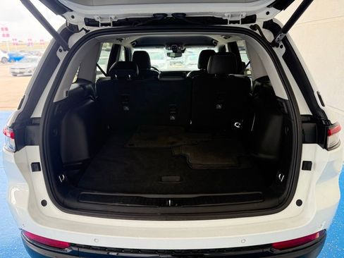 Used 2023 Jeep Grand Cherokee Limited w/ Black Appearance Package AWD/4WD image 12