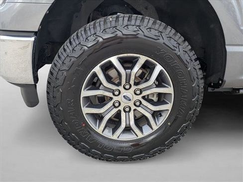 Used 2021 Ford F150 Lariat w/ Max Trailer Tow Package image 24