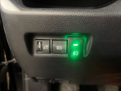 Used 2019 Toyota RAV4 LE AWD/4WD image 18
