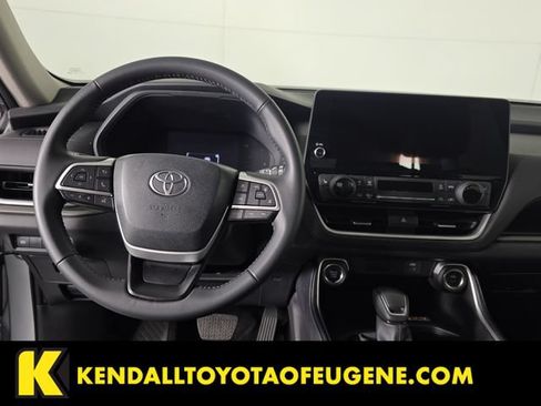 Used 2025 Toyota Grand Highlander AWD image 9