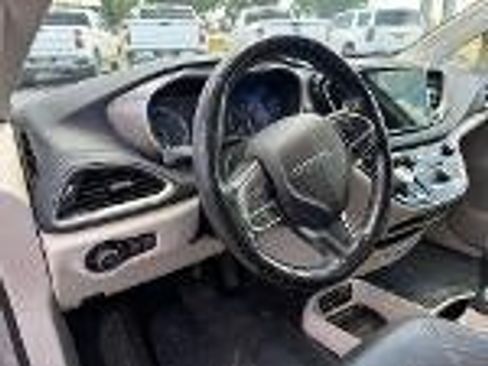Used 2021 Chrysler Pacifica Touring-L w/ Premium & Safety Sphere Group FWD image 12