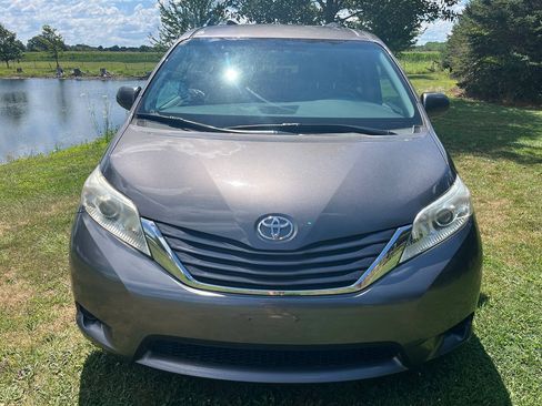 Used 2015 Toyota Sienna LE FWD image 2