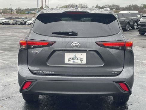 Used 2024 Toyota Highlander XLE image 4