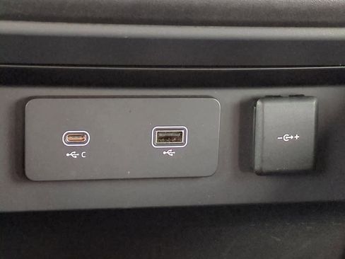 Certified 2024 Land Rover Defender 130 X-Dynamic SE image 34