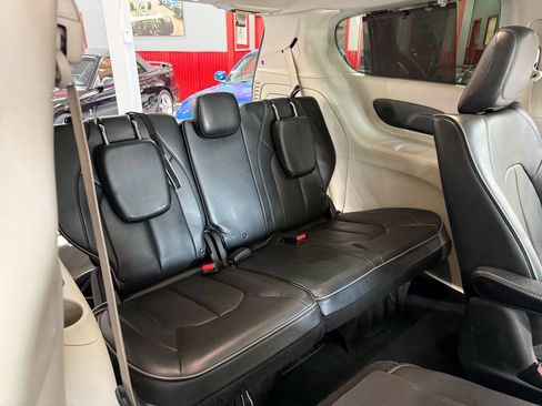 Used 2020 Chrysler Pacifica Limited FWD image 26
