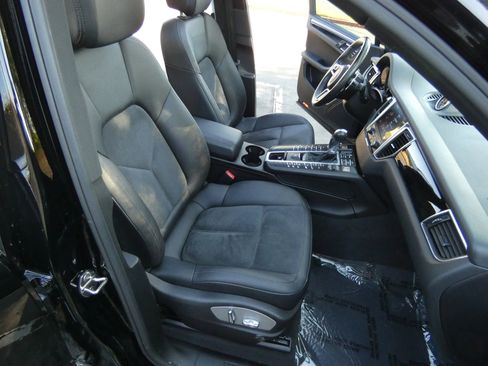 Used 2018 Porsche Macan Sport Edition image 29