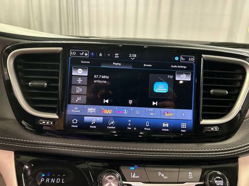 Used 2024 Chrysler Pacifica Select image 17