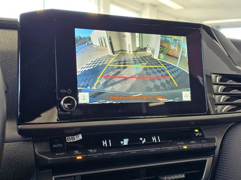 Used 2025 Toyota Camry SE image 30