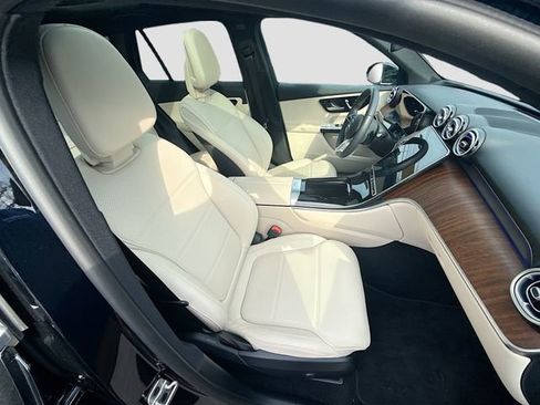 Used 2025 Mercedes-Benz GLC 300 4MATIC image 31