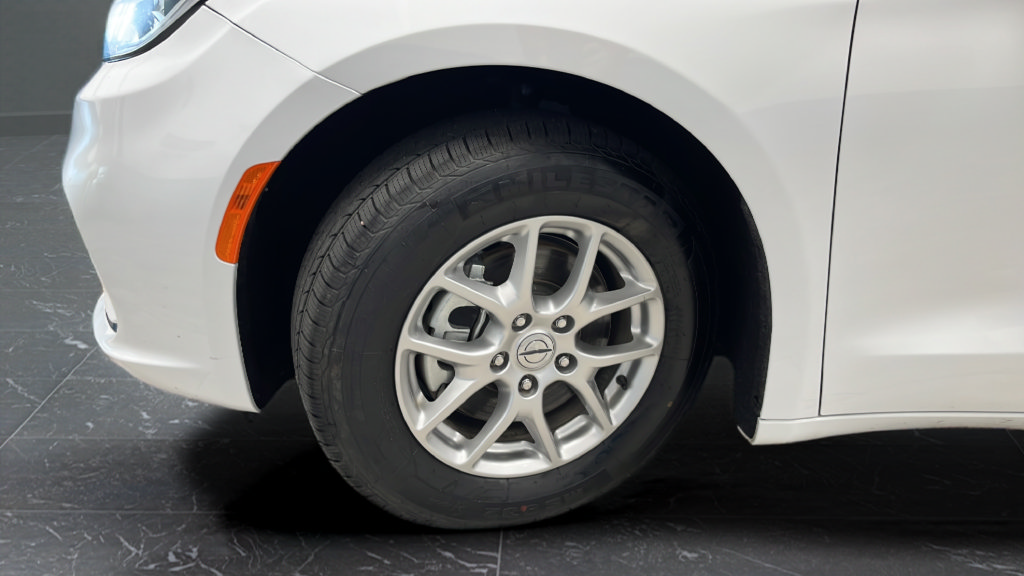 Used 2023 Chrysler Pacifica Touring-L FWD image 36