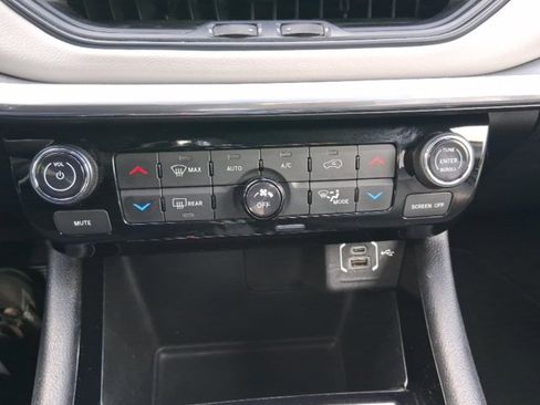 Used 2023 Jeep Compass Limited image 22