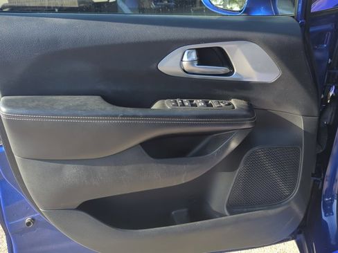 Used 2018 Chrysler Pacifica Touring-L image 8