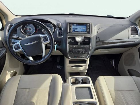 Used 2011 Chrysler Town & Country Touring-L image 21