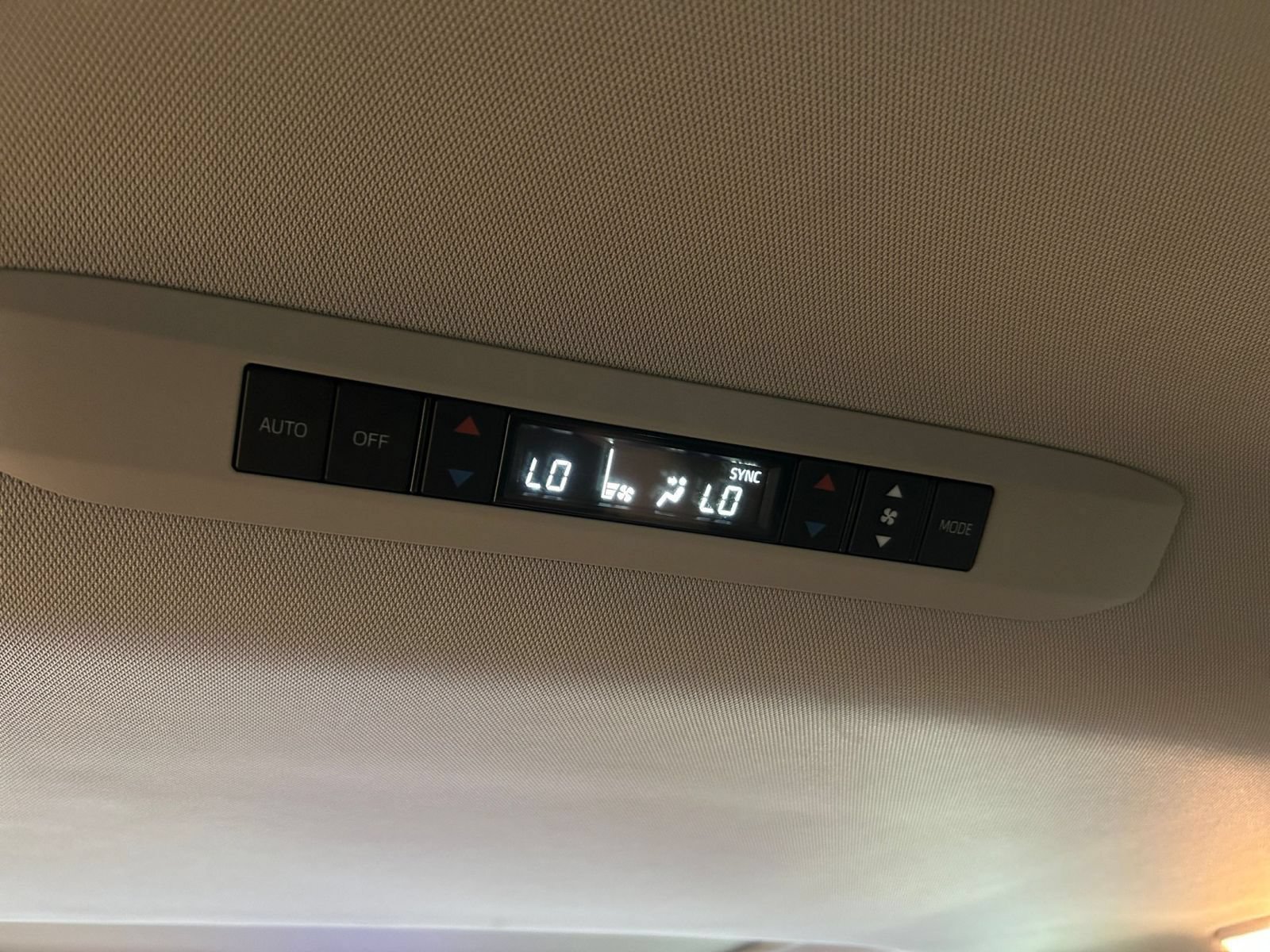 Used 2025 Toyota Sienna XLE FWD image 24