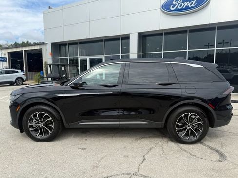 Used 2025 Lincoln Nautilus Premier AWD/4WD image 4