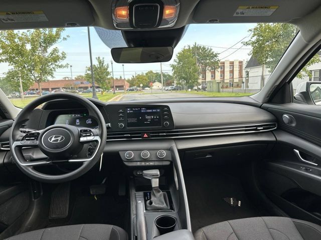 Used 2024 Hyundai Elantra SE FWD image 3