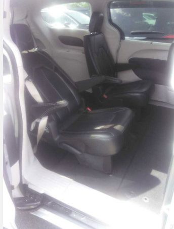 Used 2024 Chrysler Pacifica Touring-L FWD image 3