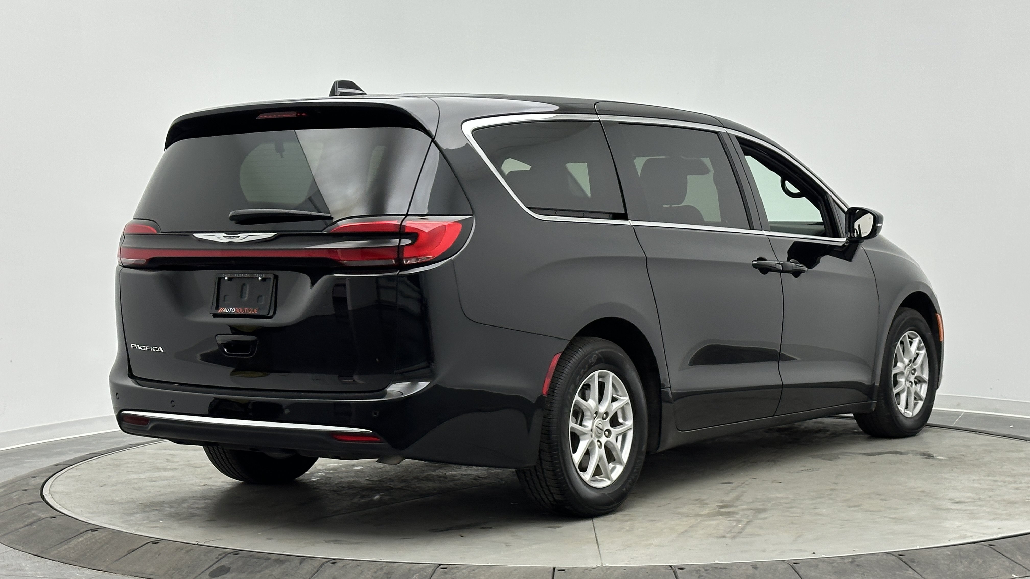 Used 2025 Chrysler Pacifica Select FWD image 7