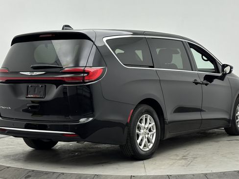 Used 2025 Chrysler Pacifica Select image 7