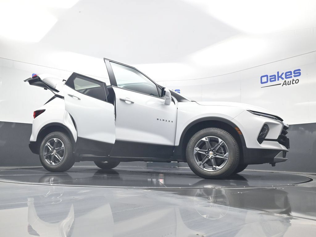 Used 2025 Chevrolet Blazer LT AWD/4WD image 60