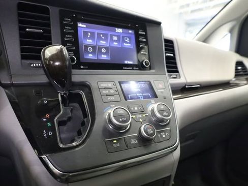 Used 2019 Toyota Sienna L image 21
