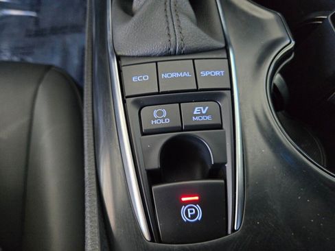 Used 2020 Toyota Camry SE w/ Sunroof Package FWD image 19