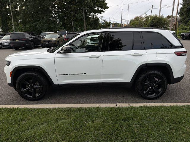 Used 2023 Jeep Grand Cherokee Altitude AWD/4WD image 5