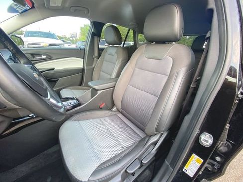 Used 2025 Chevrolet Trax LT w/ LT Convenience Package FWD image 18